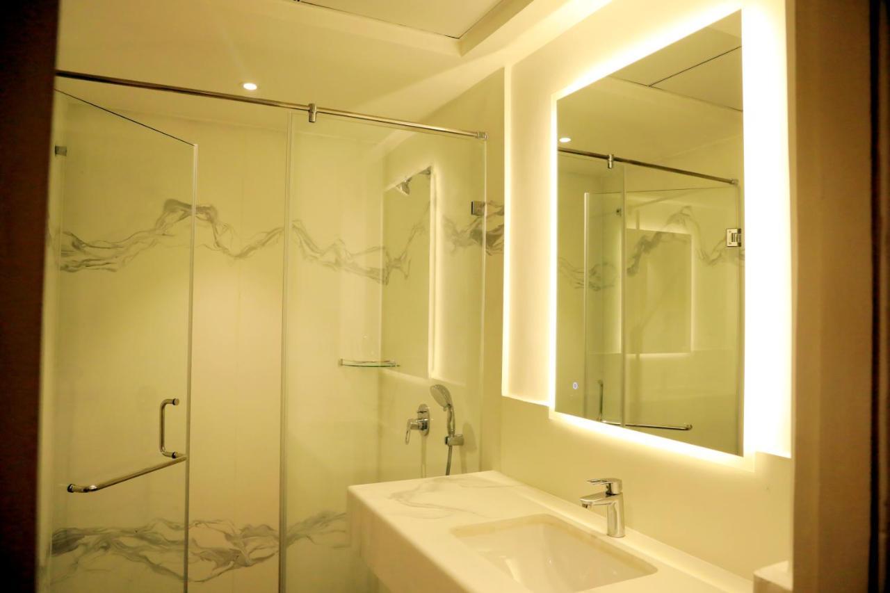 Hotel Deccan Serai Grande, Gachibowli, Хидерабад Екстериор снимка