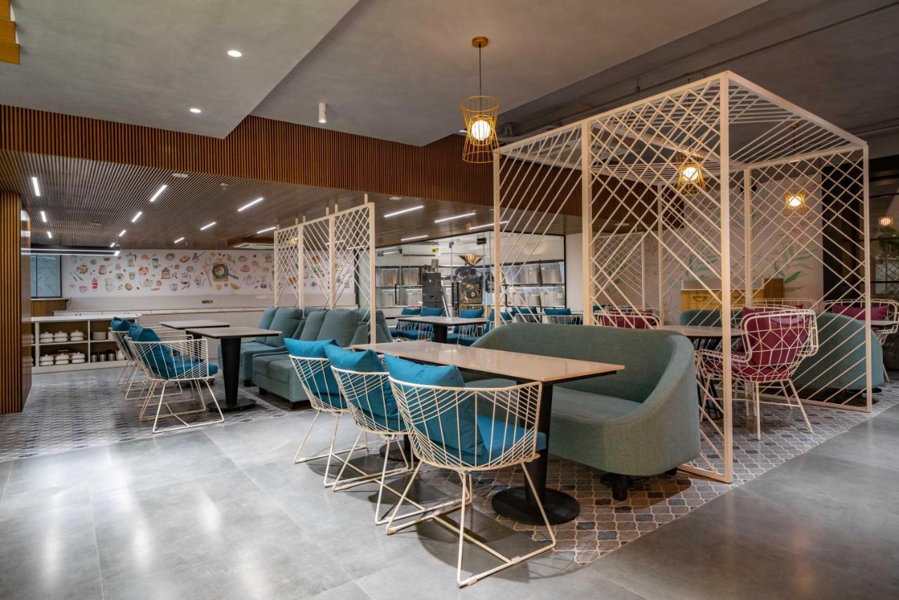 Hotel Deccan Serai Grande, Gachibowli, Хидерабад Екстериор снимка