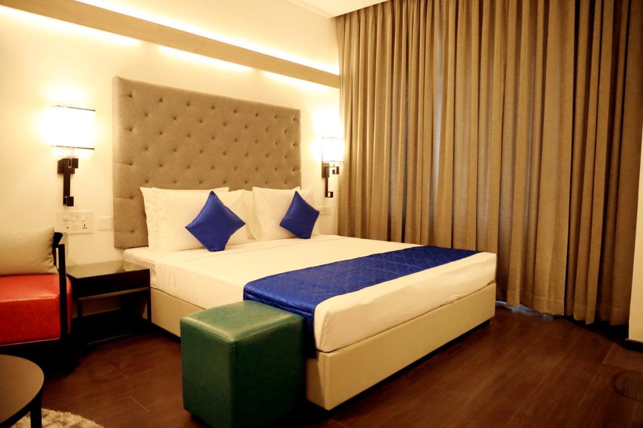 Hotel Deccan Serai Grande, Gachibowli, Хидерабад Екстериор снимка