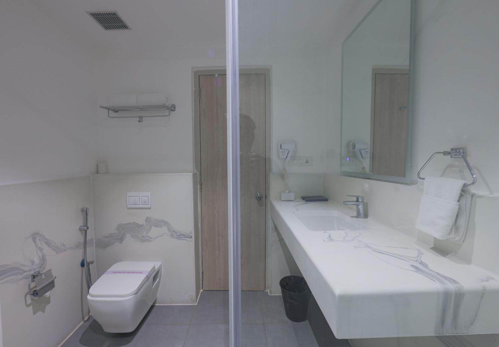 Hotel Deccan Serai Grande, Gachibowli, Хидерабад Екстериор снимка