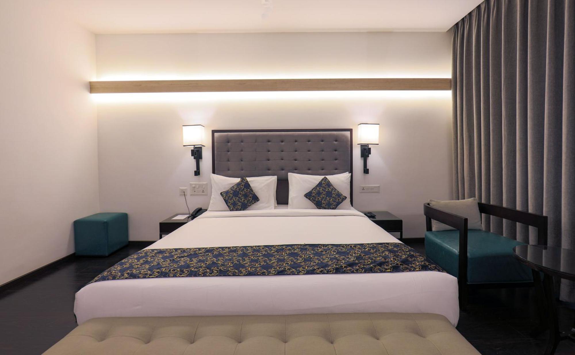 Hotel Deccan Serai Grande, Gachibowli, Хидерабад Екстериор снимка