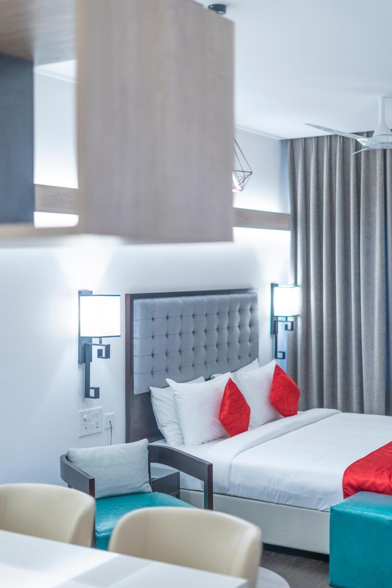 Hotel Deccan Serai Grande, Gachibowli, Хидерабад Екстериор снимка